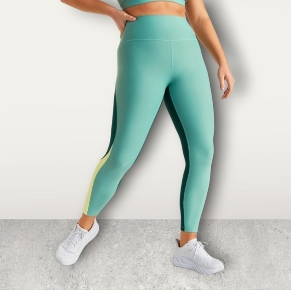 4X -Old Navy | High-Waisted PowerSoft Color-Block 7/8-Length Compression Legging - Picture 2 of 4